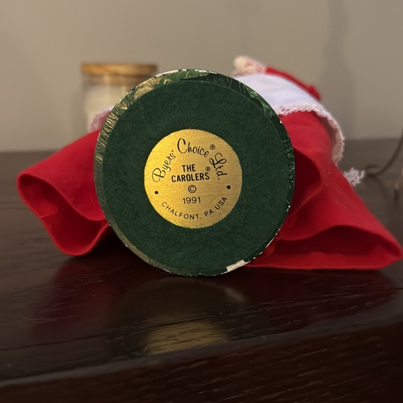 Holiday Caroler Figurines Set - Picture 5 of 7